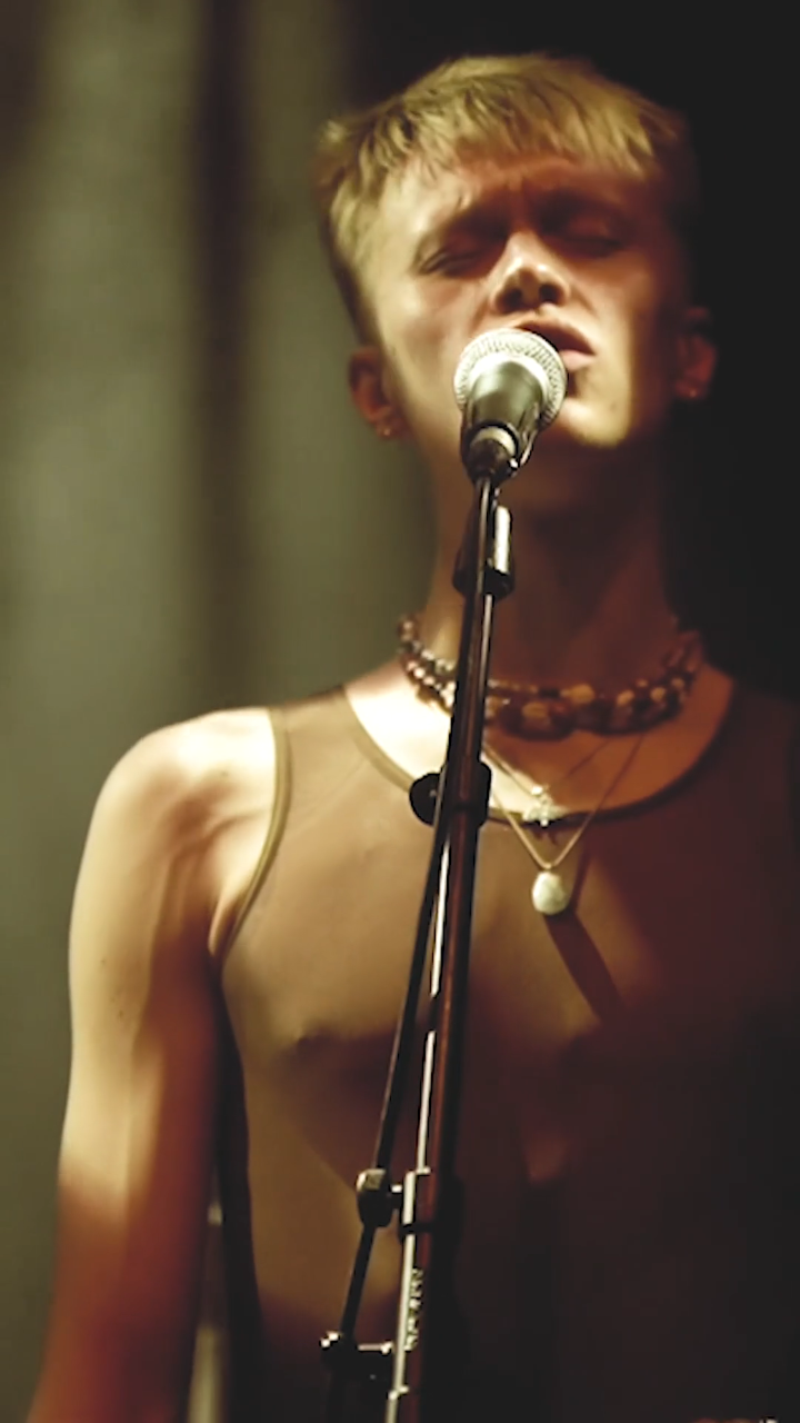 gpnl-video-lance-priester-en-coeur-staand.png